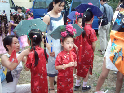 亚洲之夜 - 身穿中国传统服装的孩子们