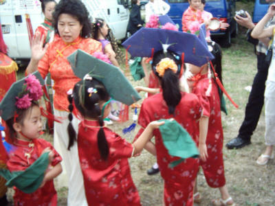 亚洲之夜 - 身穿中国传统服装的孩子们